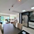 Interior de apartamento de alto padrão com conceito aberto, visão da cozinha e sala de estar integrada